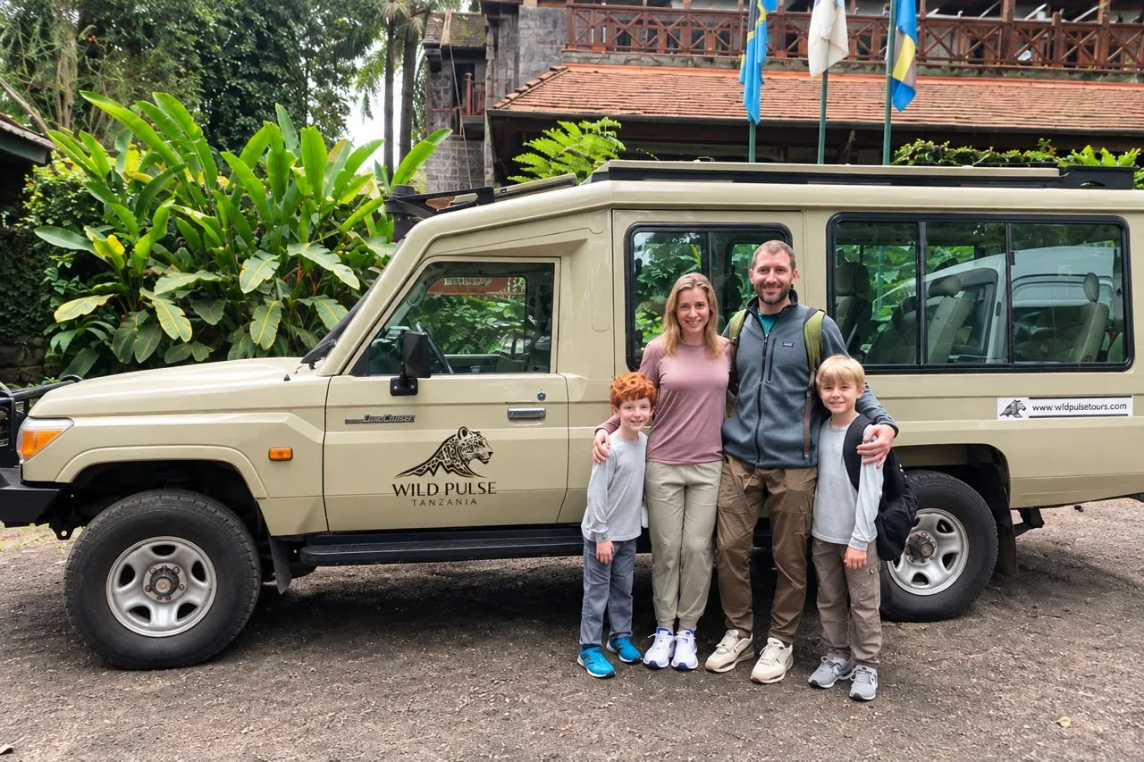 Des voyageurs près d’un véhicule de safari Wild Pulse en Tanzanie